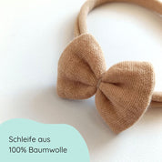 Detailbild Haarschleife aus Musselin für Babys in der Farbe Sand an einem elastischen Haarband