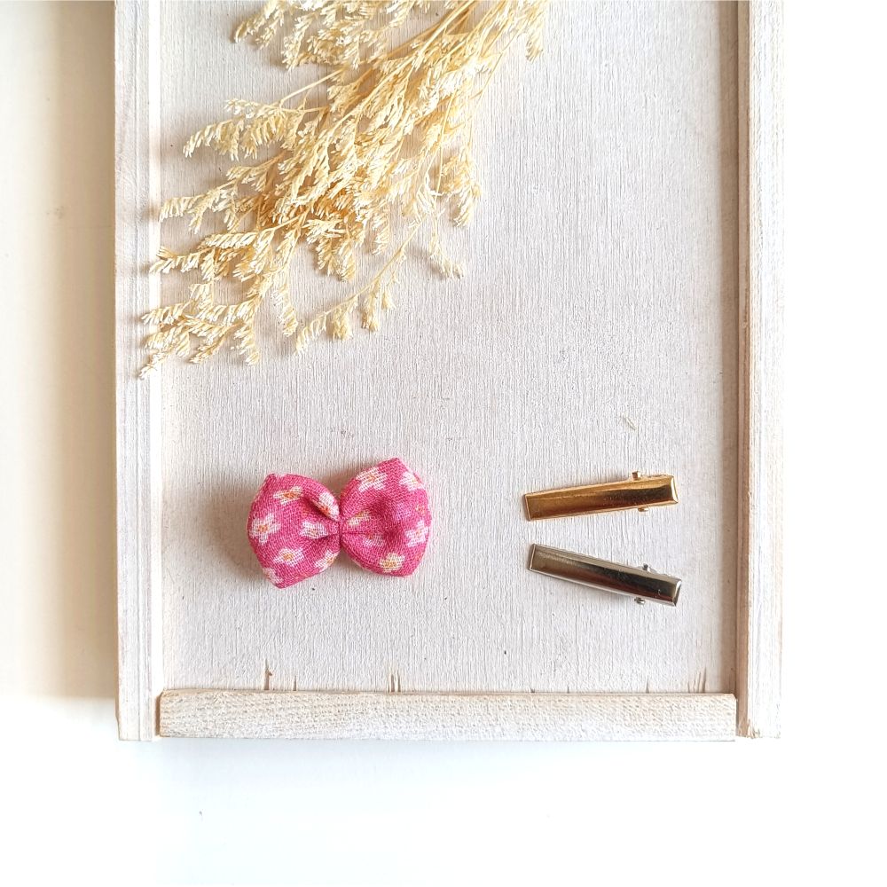 kleine Haarschleife in pink mit Blümchen