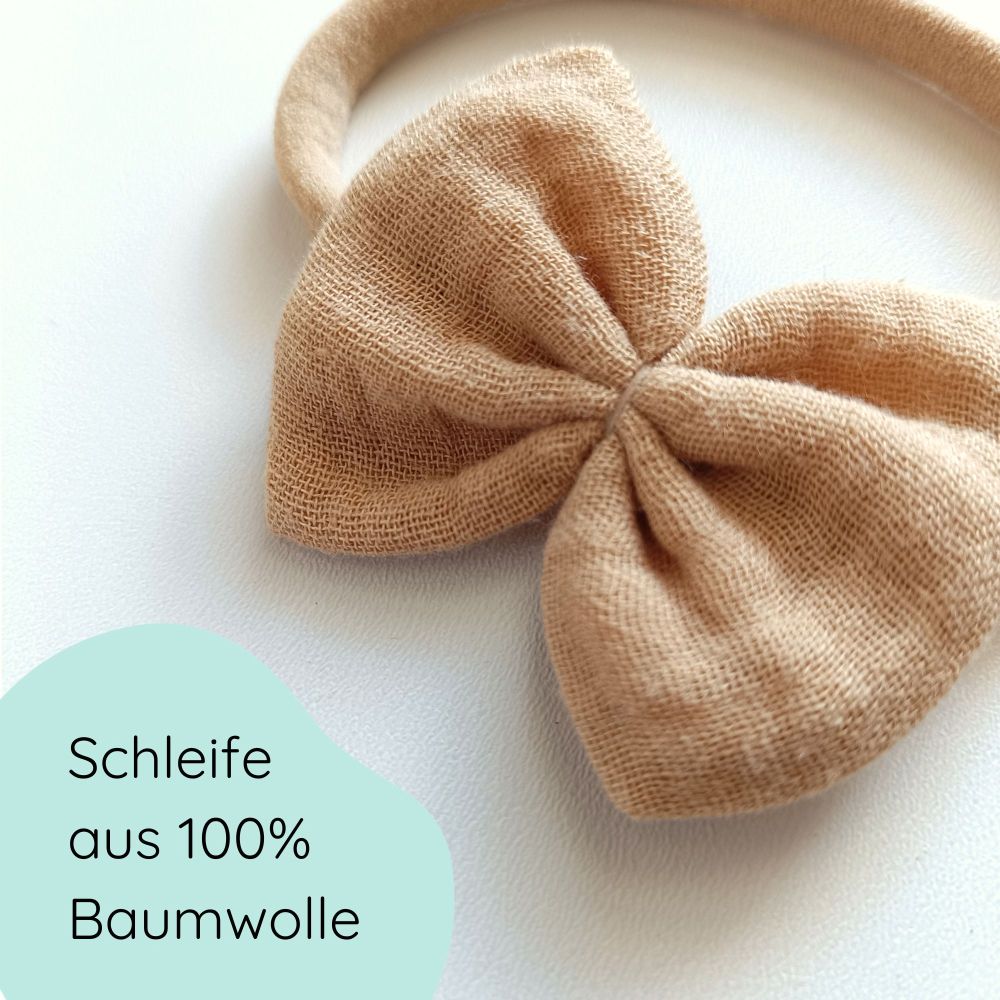 Haarschleife aus Musselin für Babys in der Farbe Sand an einem elastischen Haarband Detailbild