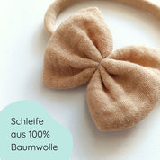 Haarschleife aus Musselin für Babys in der Farbe Sand an einem elastischen Haarband Detailbild