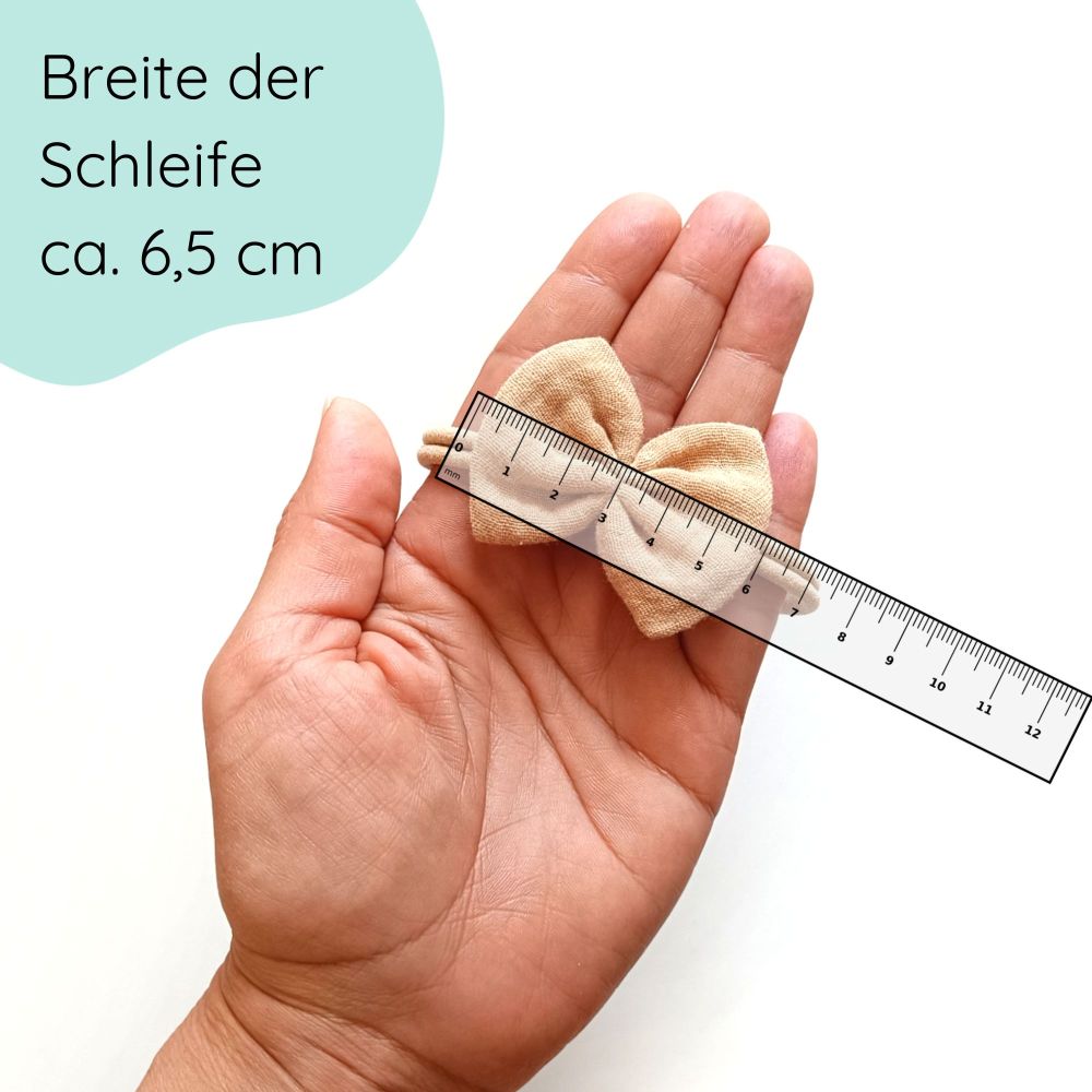 Haarschleife aus Musselin für Babys in der Farbe Sand an einem elastischen Haarband Detailbild