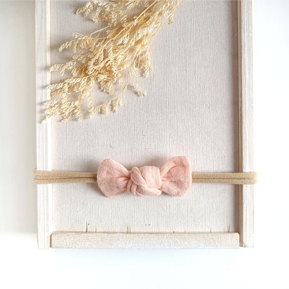 kleine Haarschleife in nude aus Musselin an einem elastischen Haarband