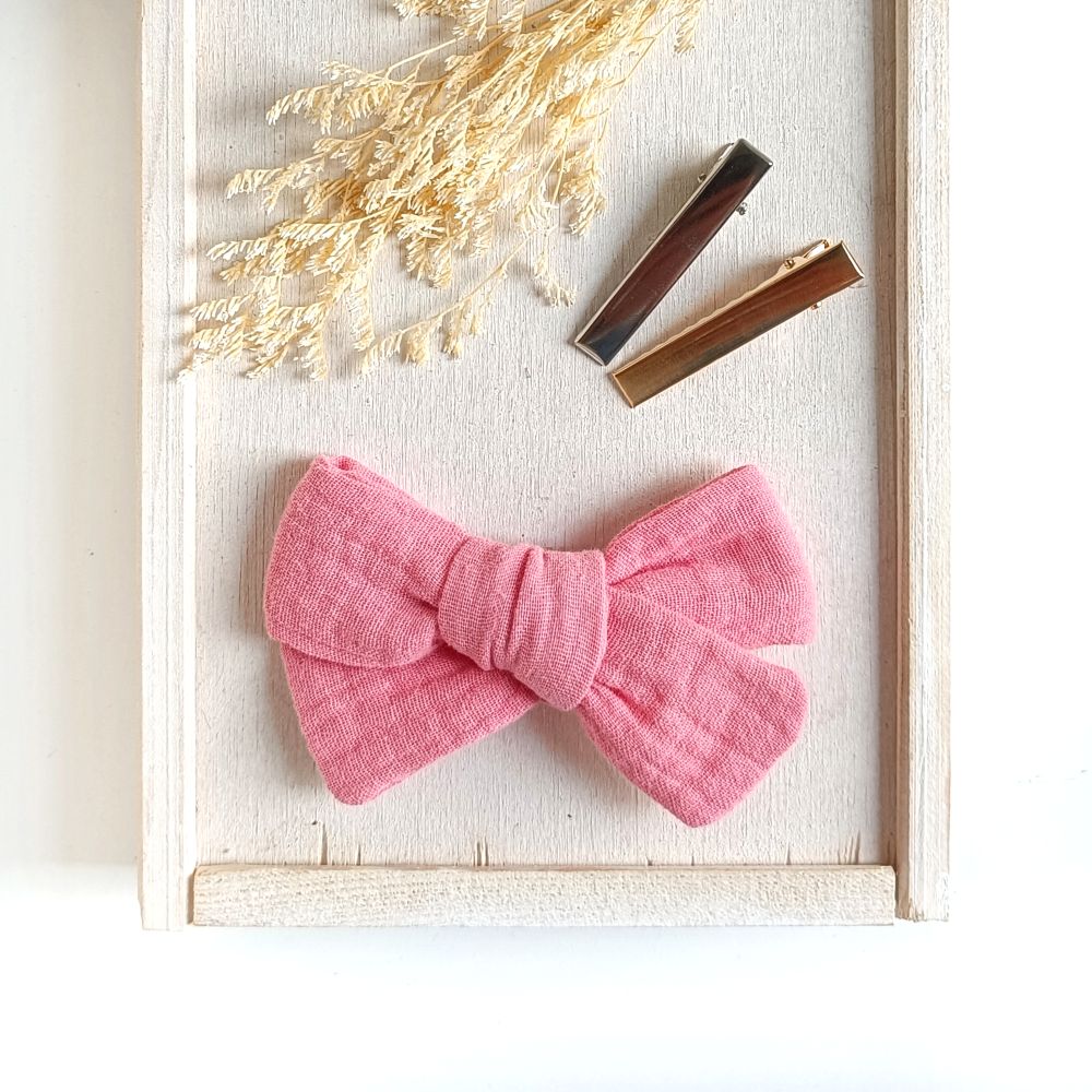 große Haarschleife aus Musselin in pink an einem Alligatorclip in gold oder silber