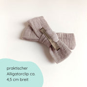 Detailbild große Haarschleife aus Musselin in taupe an einem Alligatorclip in gold oder silber
