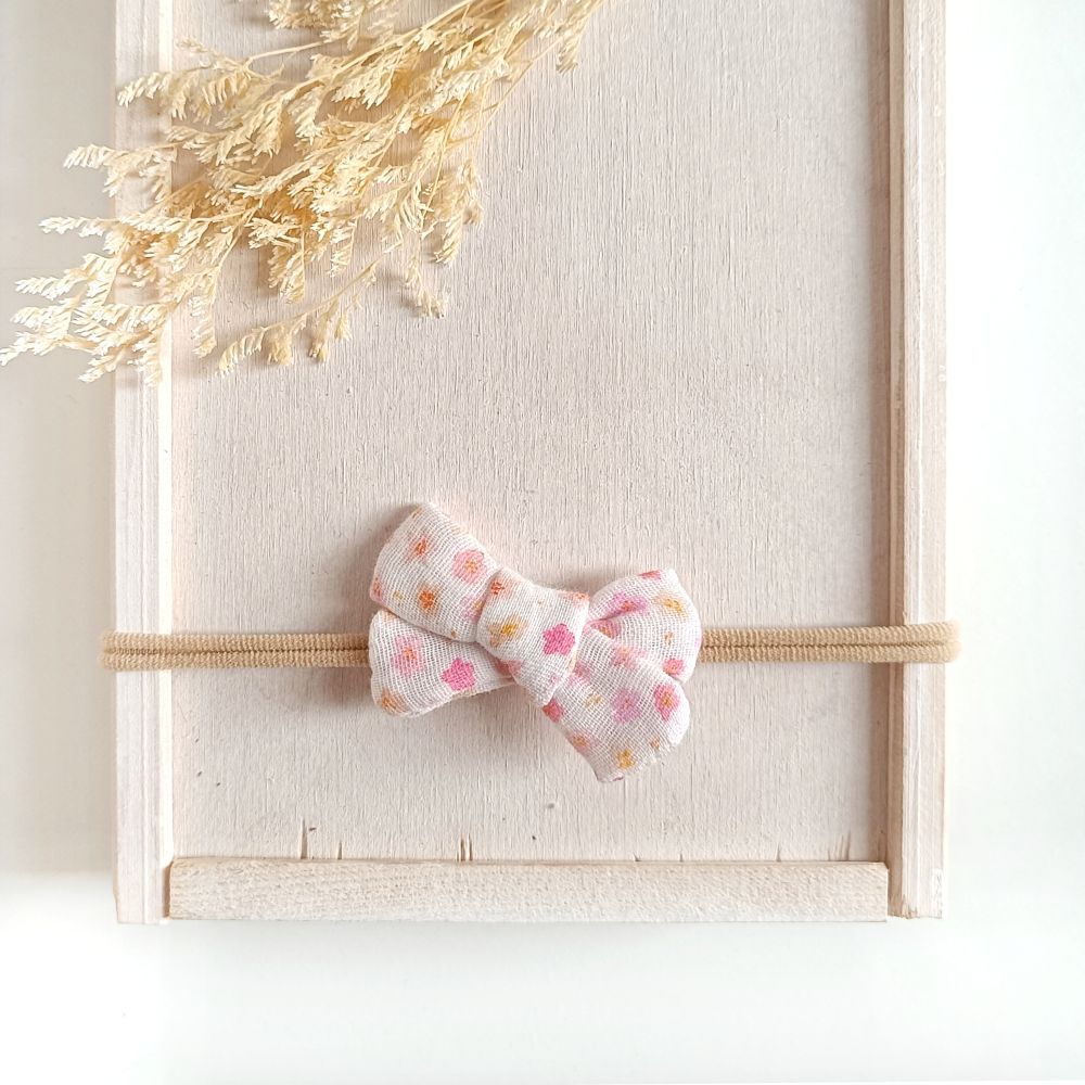 kleine Haarschleife für Babys in weiß mit Blümchen