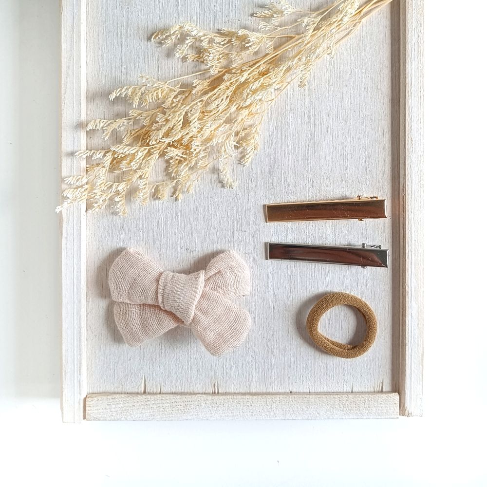 Haarschleife aus Musselin in beige an einem Alligatorclip in gold oder silber oder an einem Haargummi