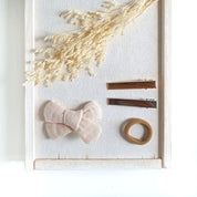 Haarschleife aus Musselin in beige an einem Alligatorclip in gold oder silber oder an einem Haargummi