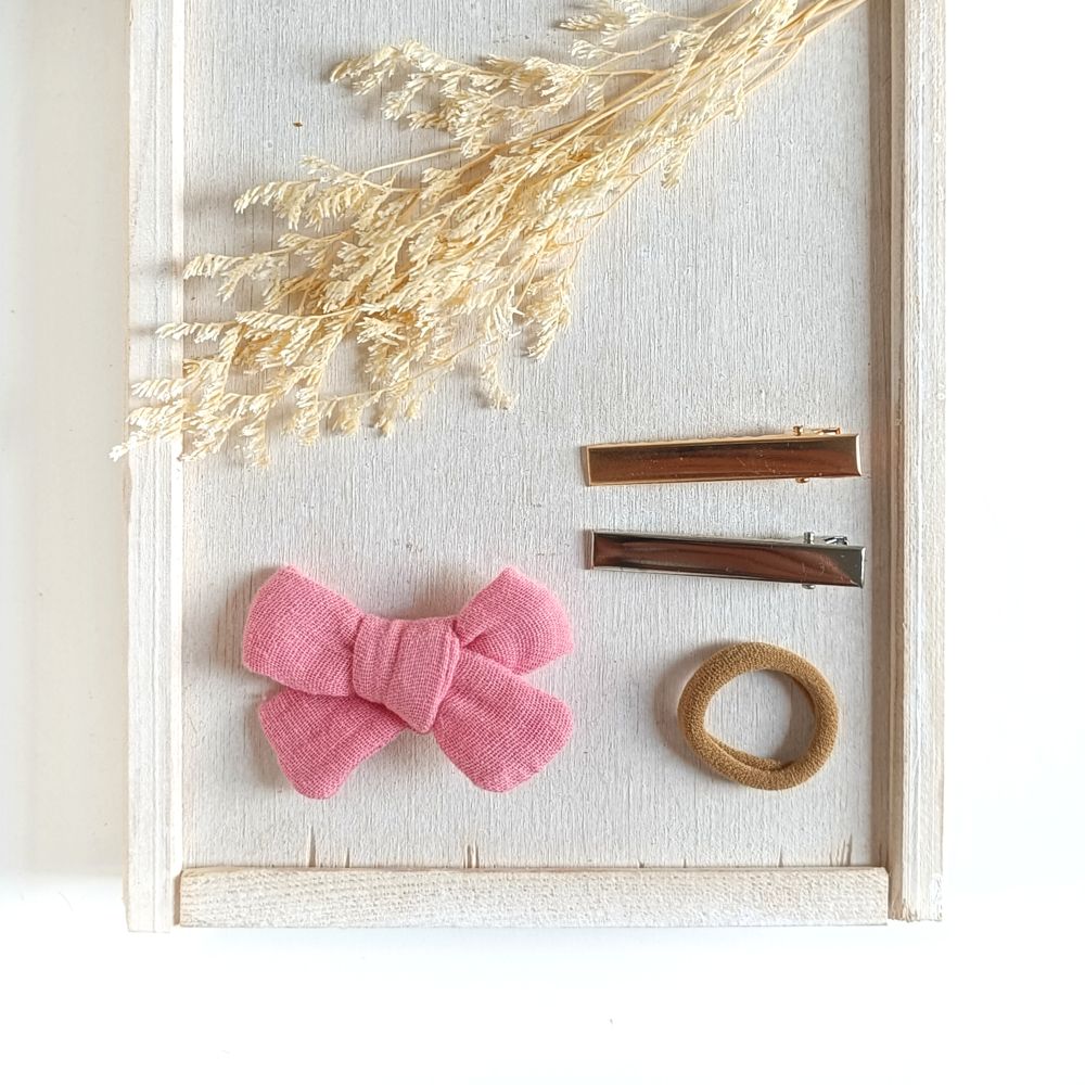 Haarschleife aus Musselin in zartem Pink an einem Alligatorclip in gold oder silber oder an einem Haargummi