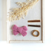 Haarschleife aus Musslin in rosa an einem Alligatorclip in gold oder silber oder an eine Haargummi