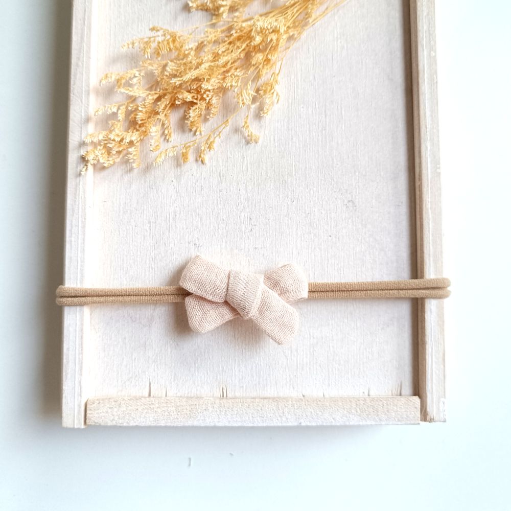 kleine Haarschleife für Babys in beige