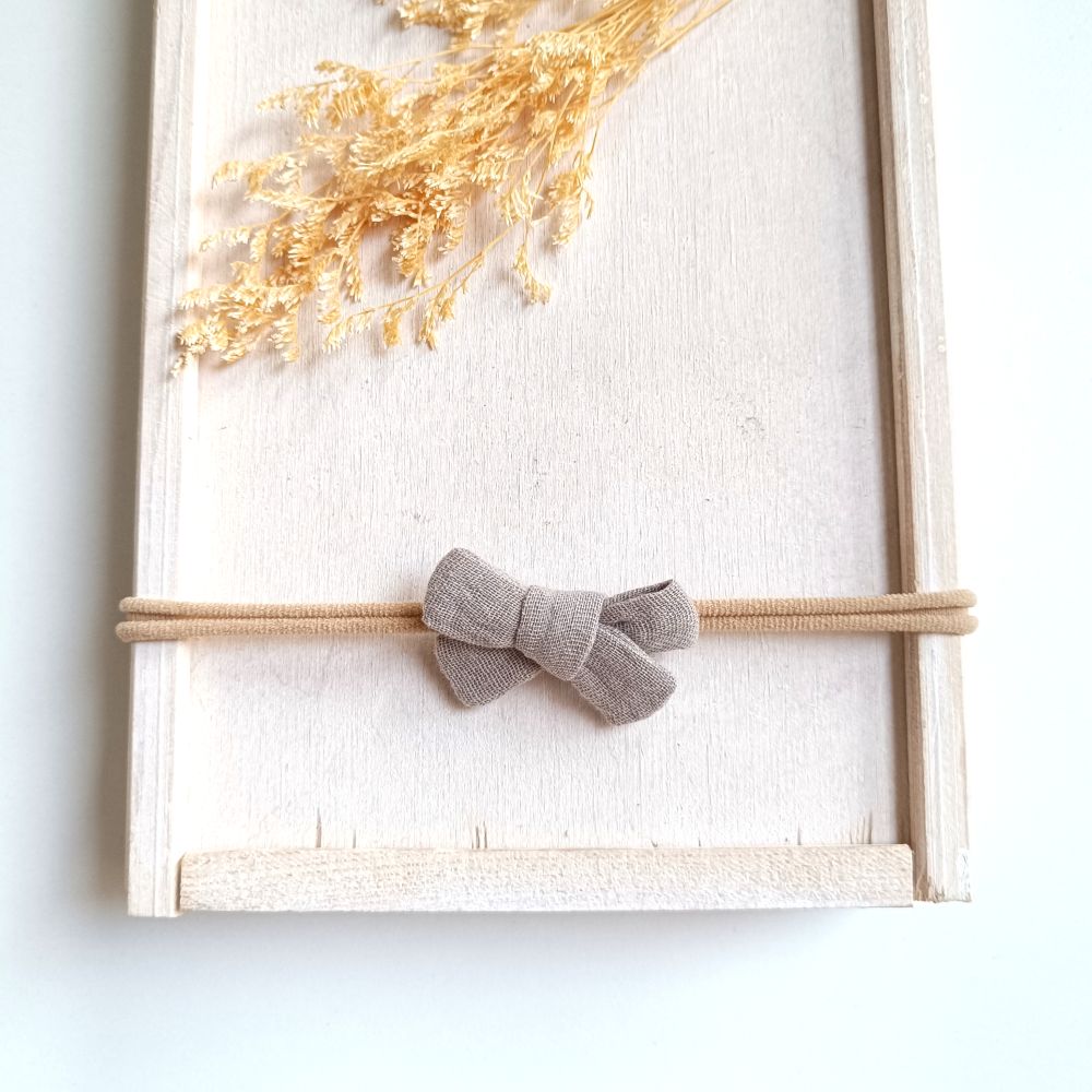 kleine Haarschleife für Babys in taupe
