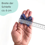 blaue Haarschleife aus Tüll mit goldenen Sternchen