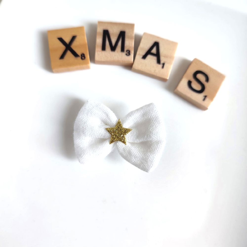 kleine weiße Haarschleife mit goldenem Stern für Weihnachten