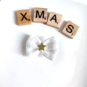 kleine weiße Haarschleife mit goldenem Stern für Weihnachten