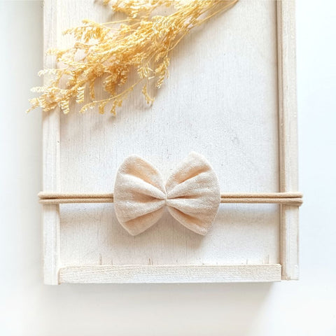 Haarschleife für Babys aus Musselin in der Farbe beige