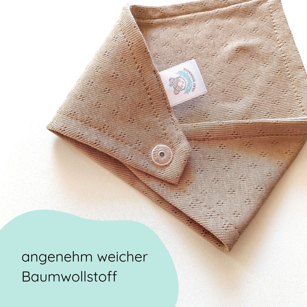 Detailbild Dreieckstuch aus weicher Baumwolle mit feinem Lochmuster und Druckknöpfen in beige