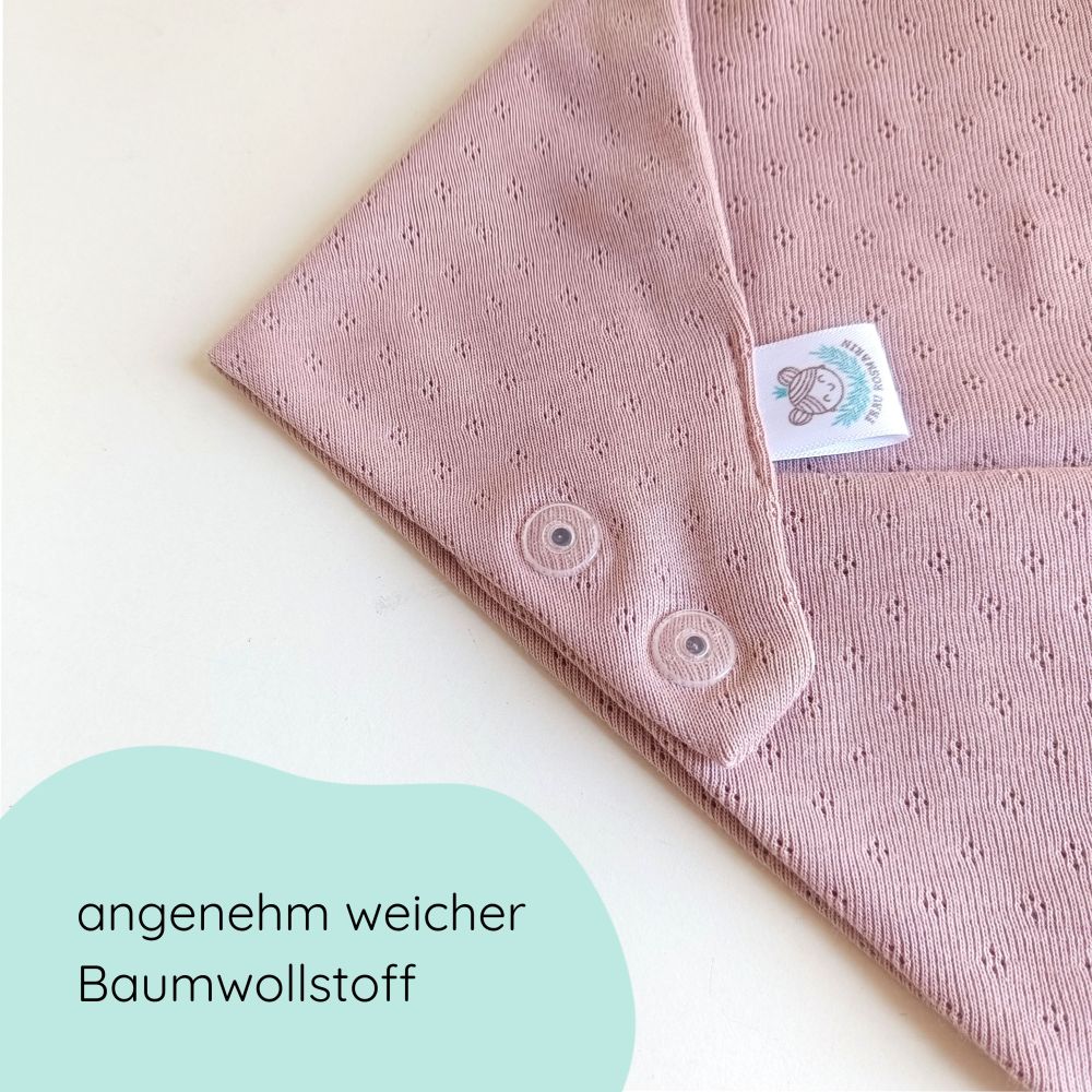 Detailbild Dreieckstuch aus weicher Baumwolle mit feinem Lochmuster und Druckknöpfen in hellrosa