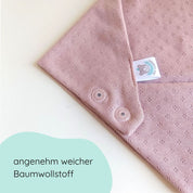 Detailbild Dreieckstuch aus weicher Baumwolle mit feinem Lochmuster und Druckknöpfen in hellrosa