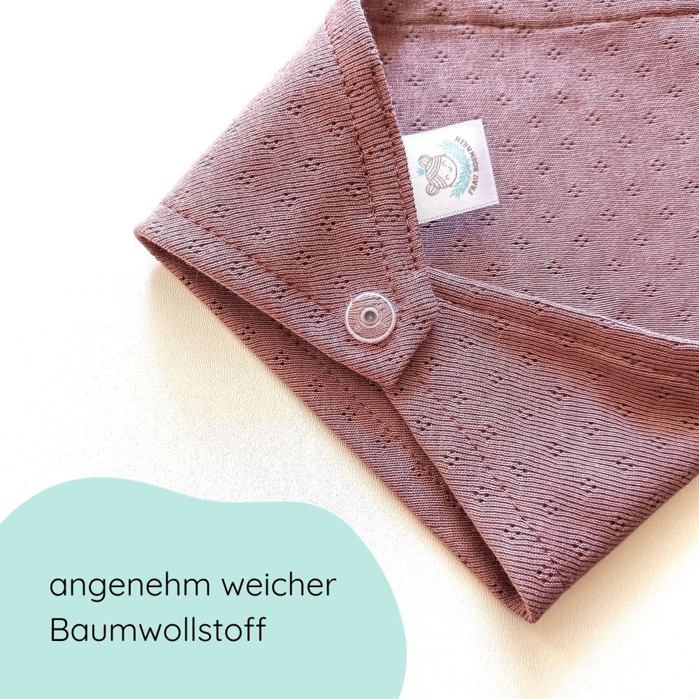 Detailbild Dreieckstuch aus weicher Baumwolle mit feinem Lochmuster und Druckknöpfen in mauve