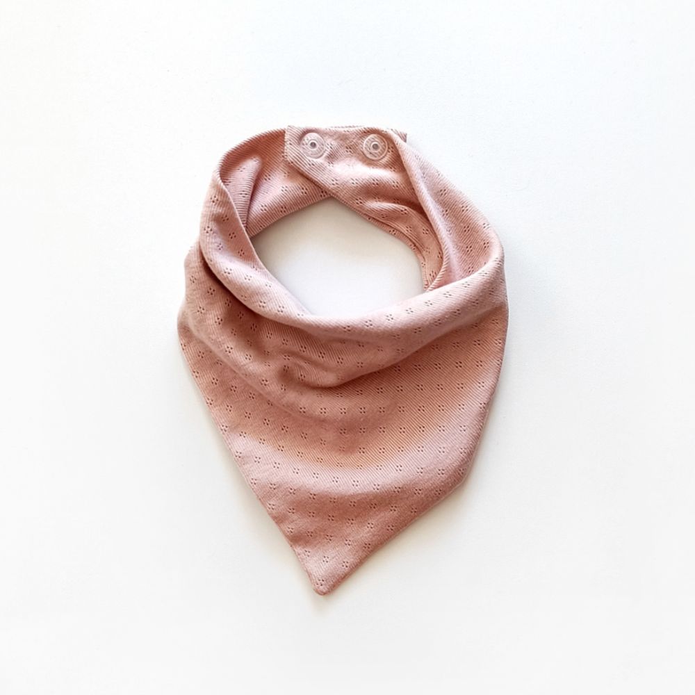 Dreieckstuch aus weicher Baumwolle mit feinem Lochmuster und Druckknöpfen in nude-rose