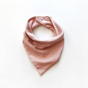 Dreieckstuch aus weicher Baumwolle mit feinem Lochmuster und Druckknöpfen in nude-rose
