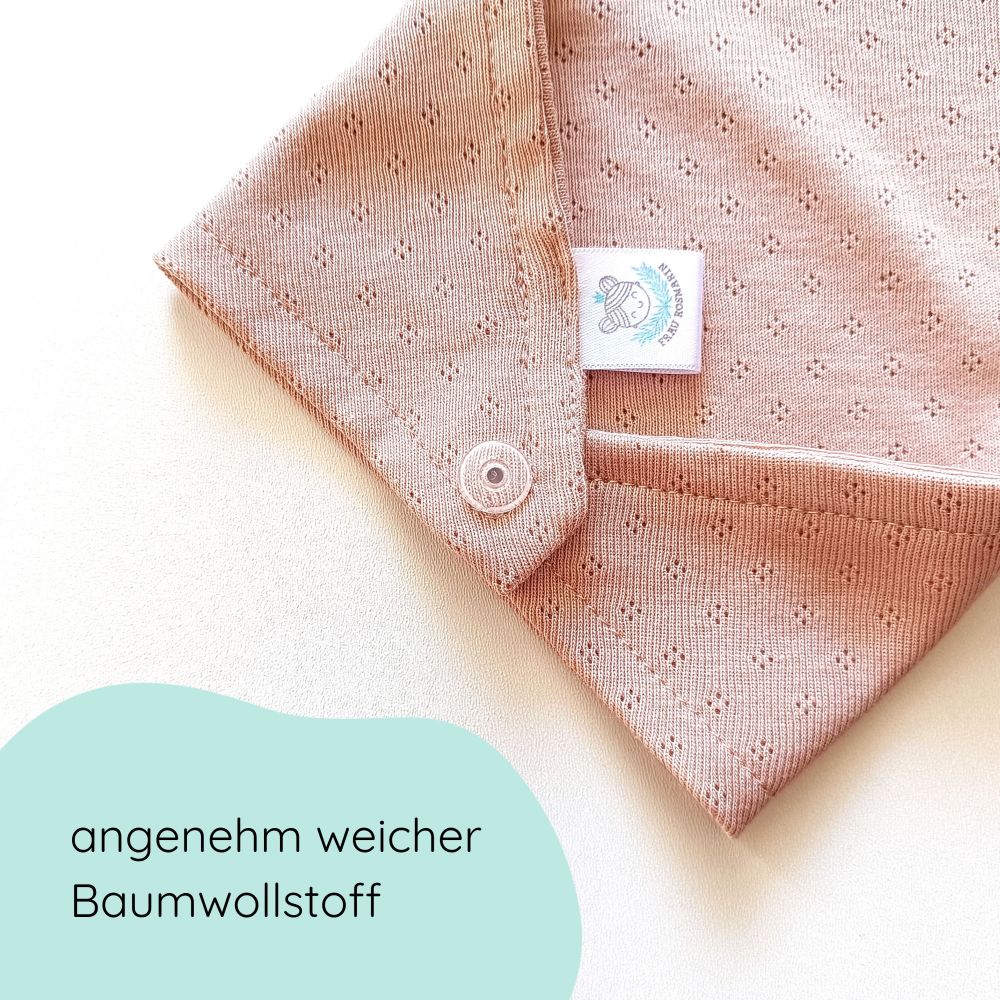 Detailbild Dreieckstuch aus weicher Baumwolle mit feinem Lochmuster und Druckknöpfen in nude-rose