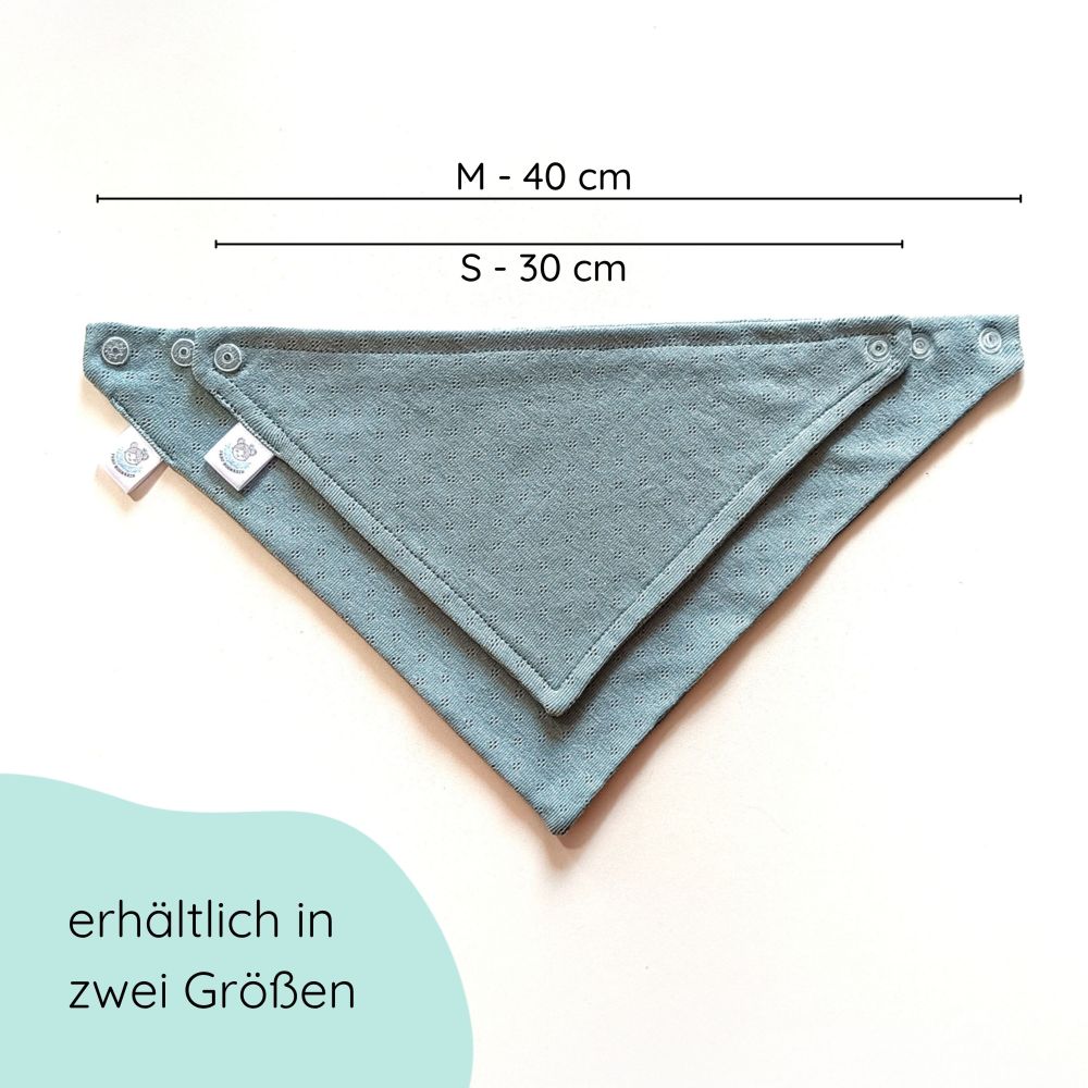 Dreieckstuch aus weicher Baumwolle mit feinem Lochmuster und Druckknöpfen in taubenblau