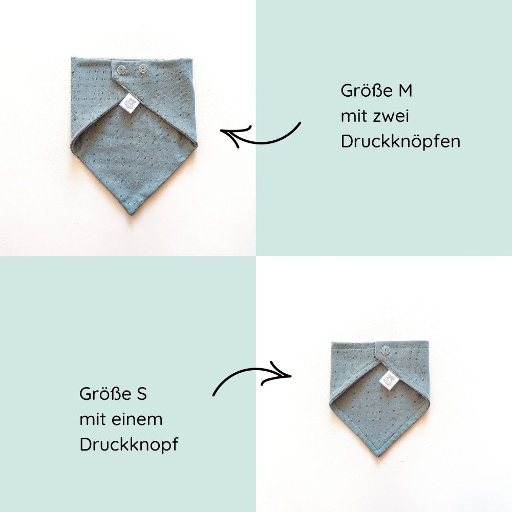 Dreieckstuch aus weicher Baumwolle mit feinem Lochmuster und Druckknöpfen in taubenblau