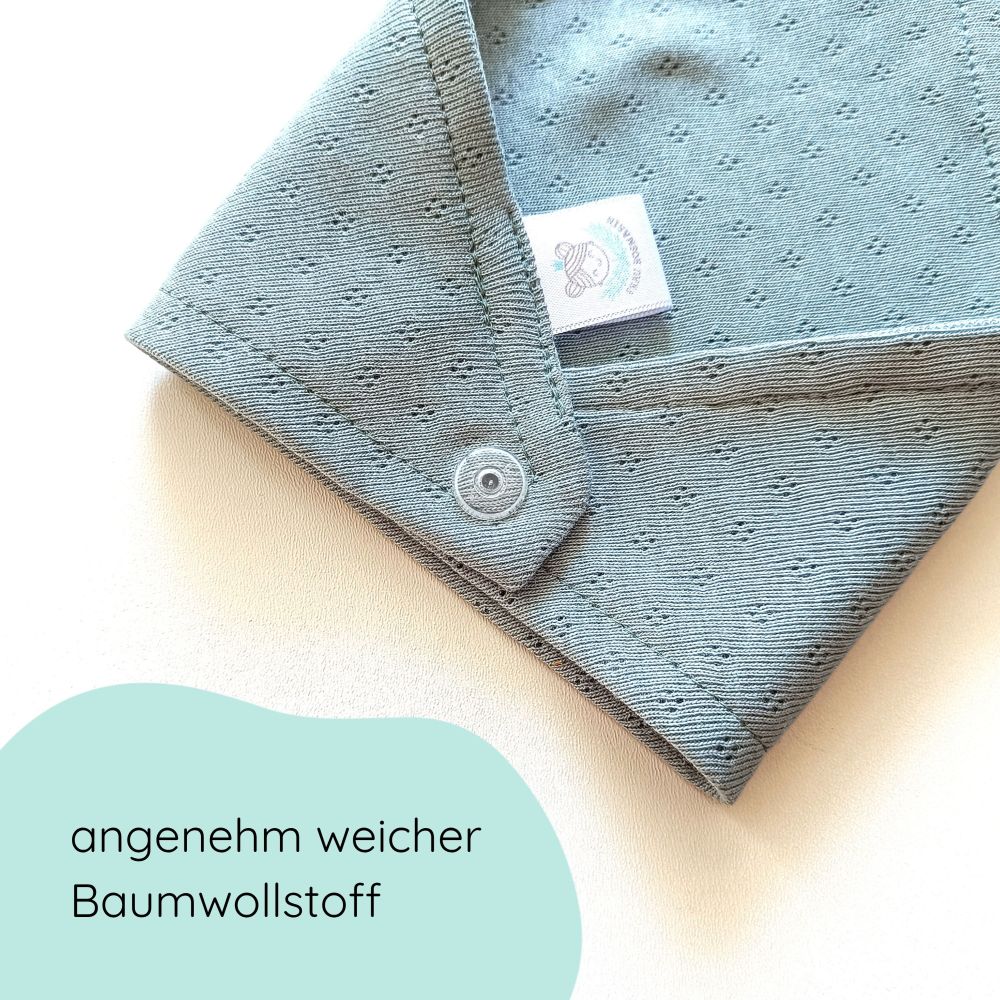 Detailbild Dreieckstuch aus weicher Baumwolle mit feinem Lochmuster und Druckknöpfen in taubenblau