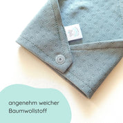 Detailbild Dreieckstuch aus weicher Baumwolle mit feinem Lochmuster und Druckknöpfen in taubenblau