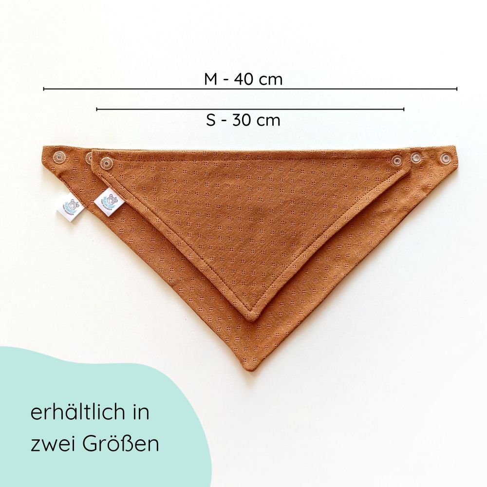 Dreieckstuch aus weicher Baumwolle mit feinem Lochmuster und Druckknöpfen in toffee