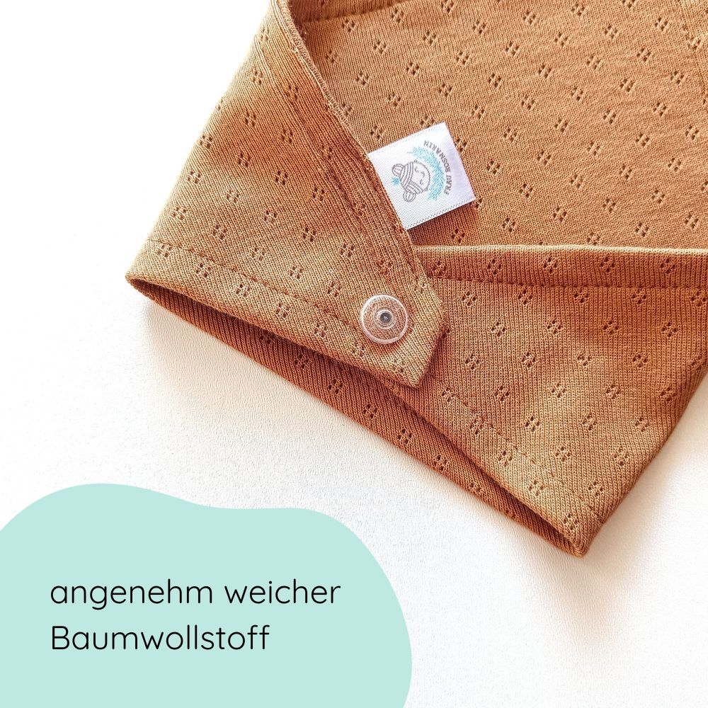 Detailbild Dreieckstuch aus weicher Baumwolle mit feinem Lochmuster und Druckknöpfen in toffee