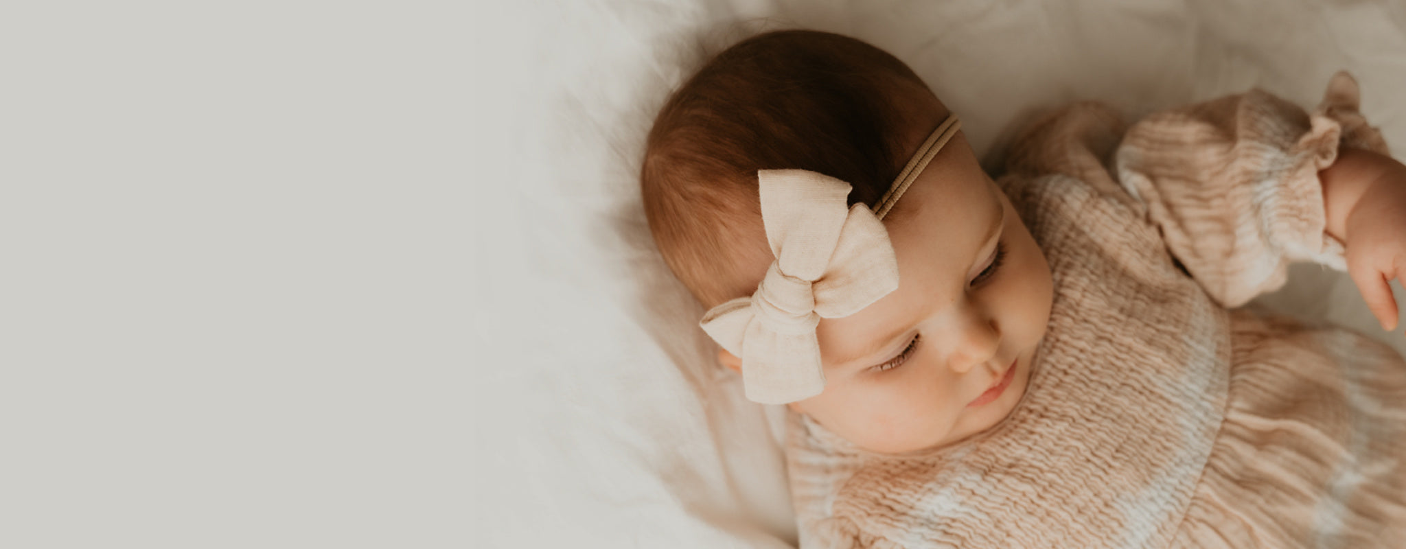 Baby mit Haarschleife