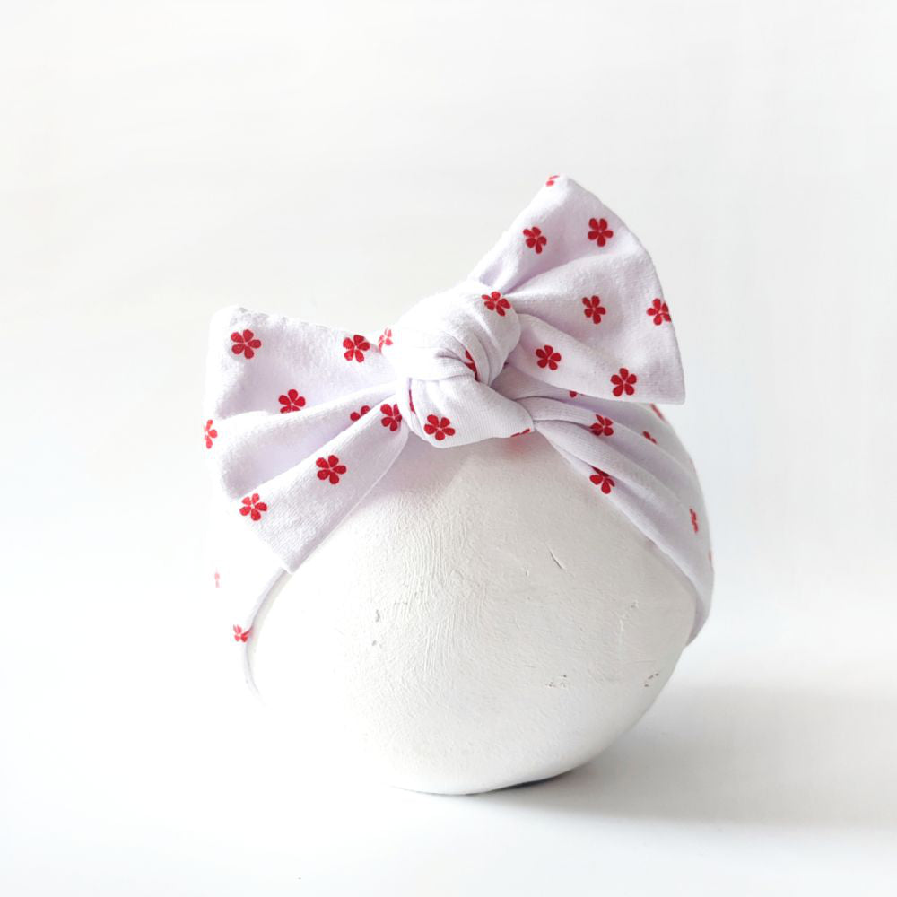 weißes Stirnband für Babys mit kleinen Blümchen