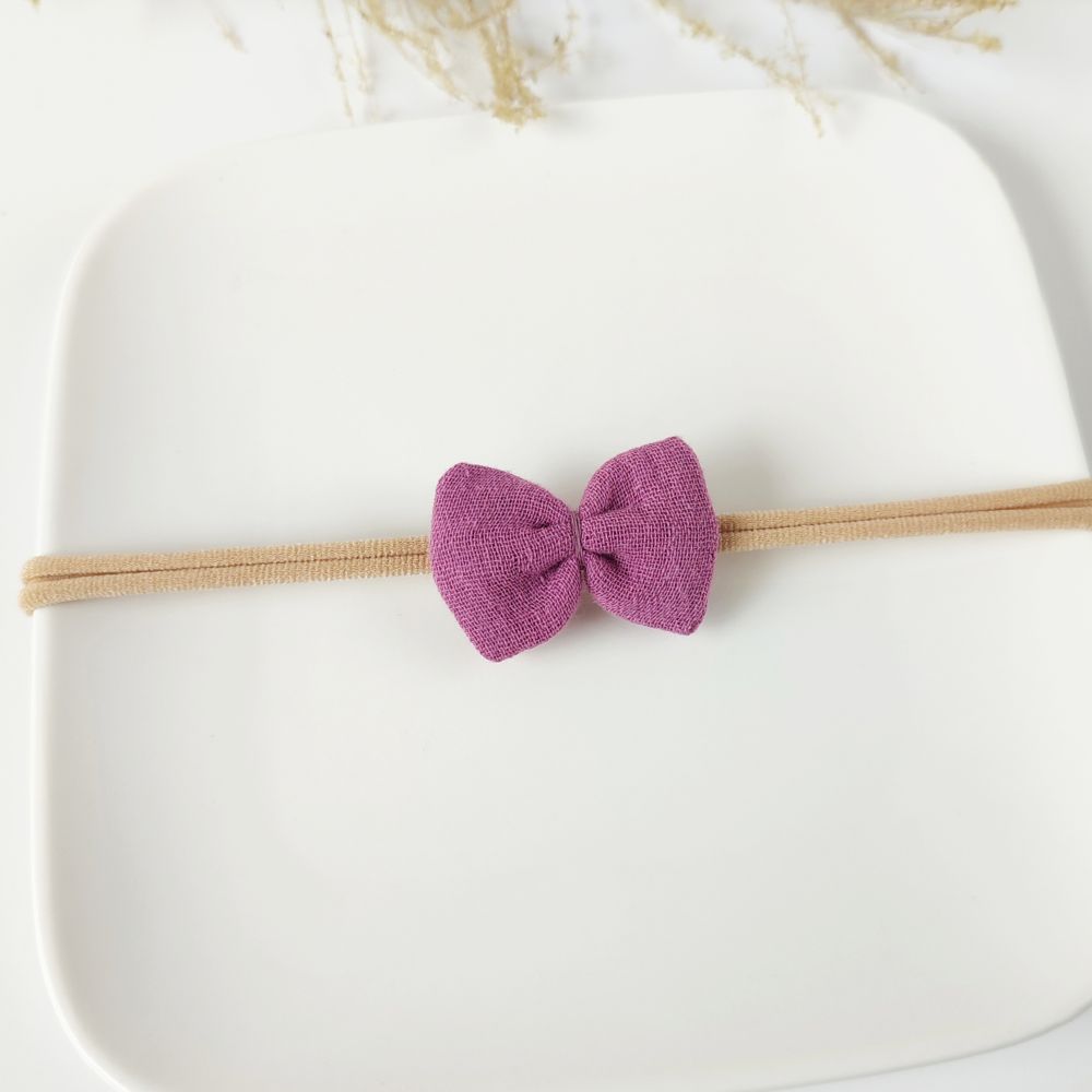 Haarschleife für Babys in lila an Haarband