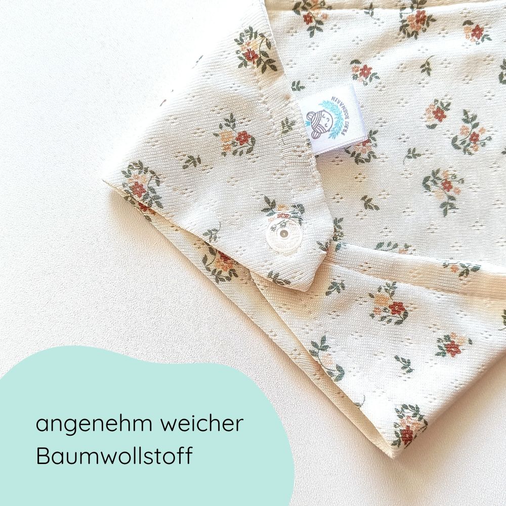 Detailbild Dreieckstuch aus weicher Baumwolle mit feinem Lochmuster und Druckknöpfen in creme mit vintage Blumenmuster
