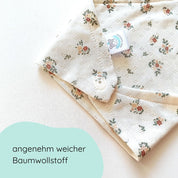 Detailbild Dreieckstuch aus weicher Baumwolle mit feinem Lochmuster und Druckknöpfen in creme mit vintage Blumenmuster