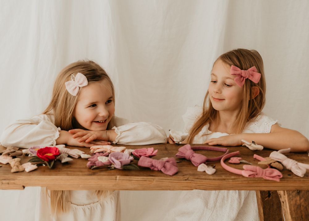 zwei kleine Mädchen mit Haarschleife 