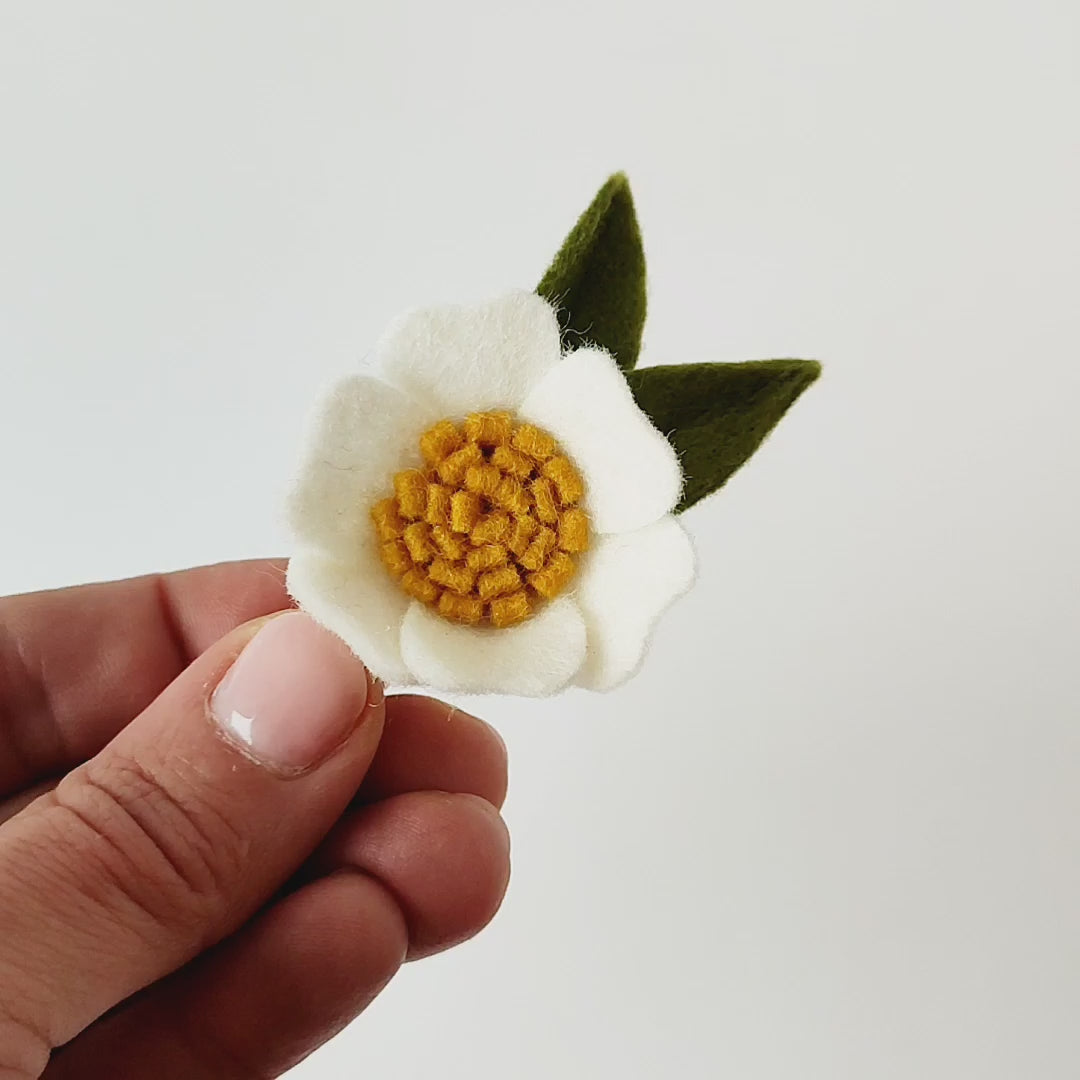 Haarspange | kleine Filzblume | weiß