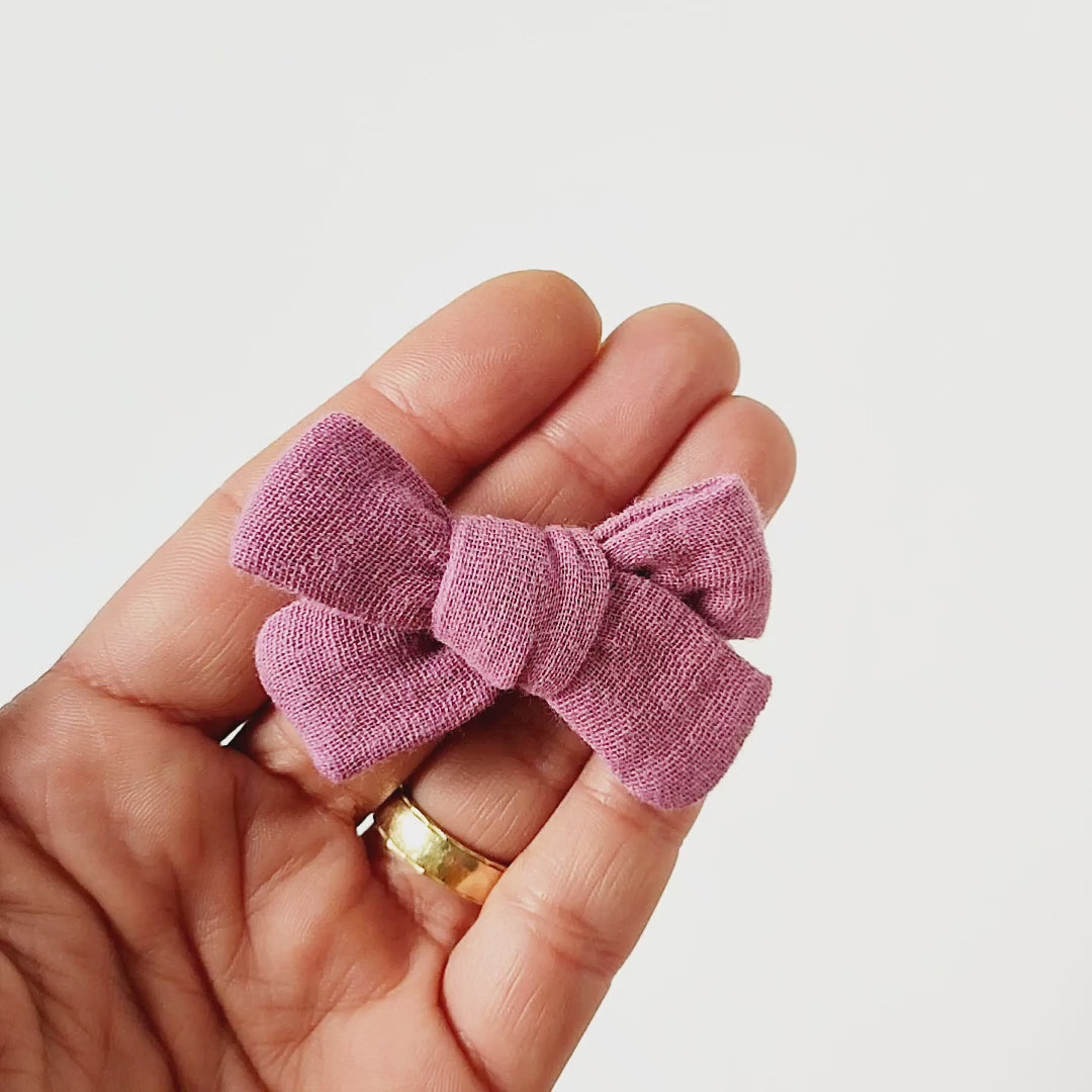 kleine Haarschleife in lila