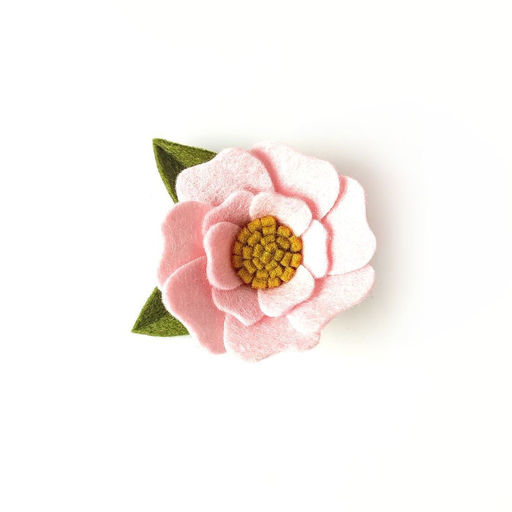 Haarspange mit großer Blume aus Filz in hellrosa