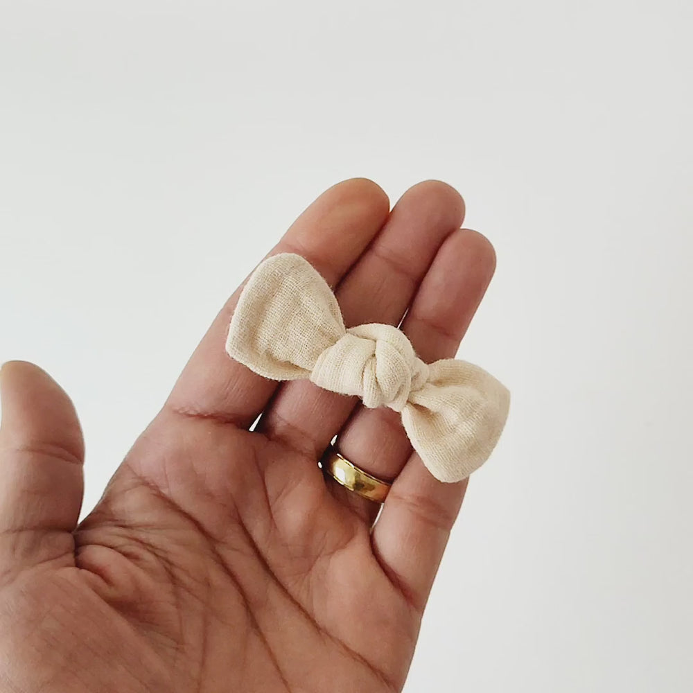 Haarschleife Knoten | Alligatorclip oder Haargummi | beige