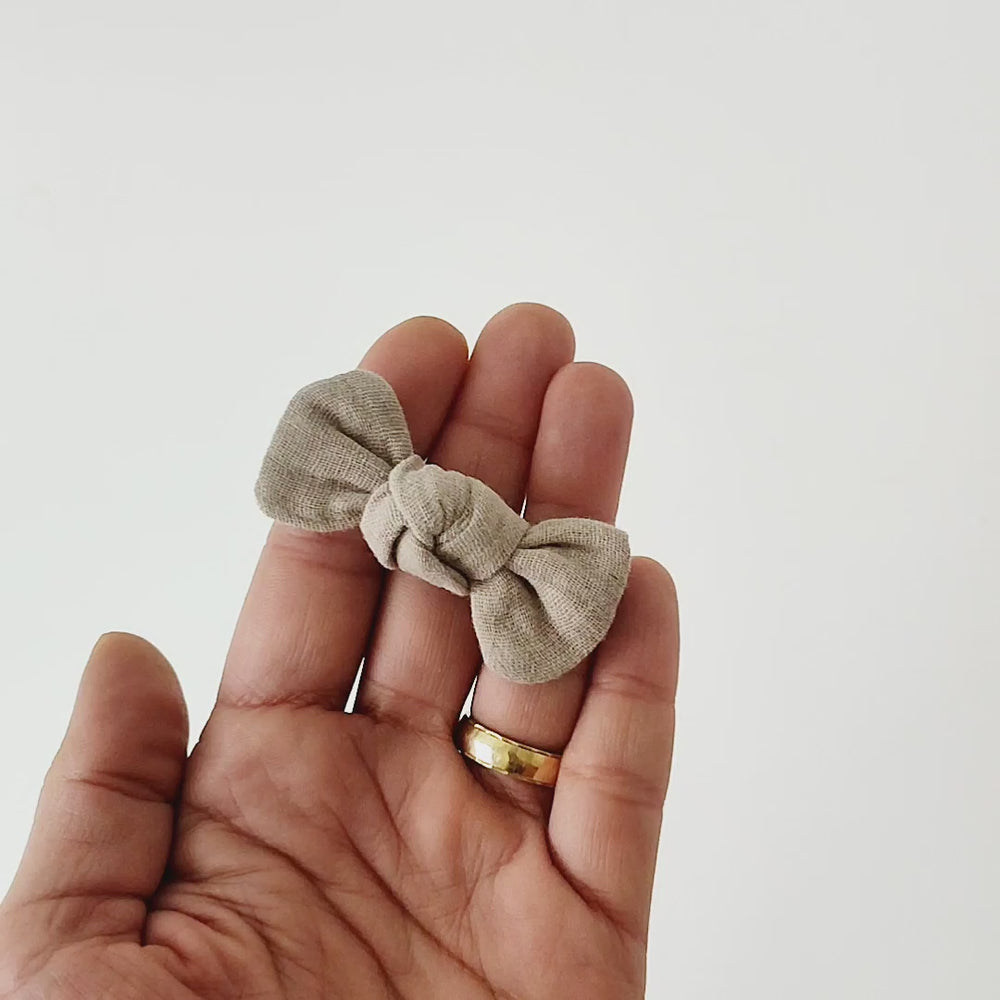 Haarschleife Knoten | Alligatorclip oder Haargummi | taupe