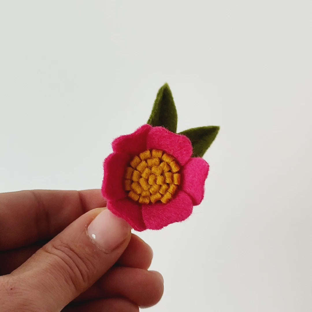 Haarspange | kleine Filzblume | fuchsia