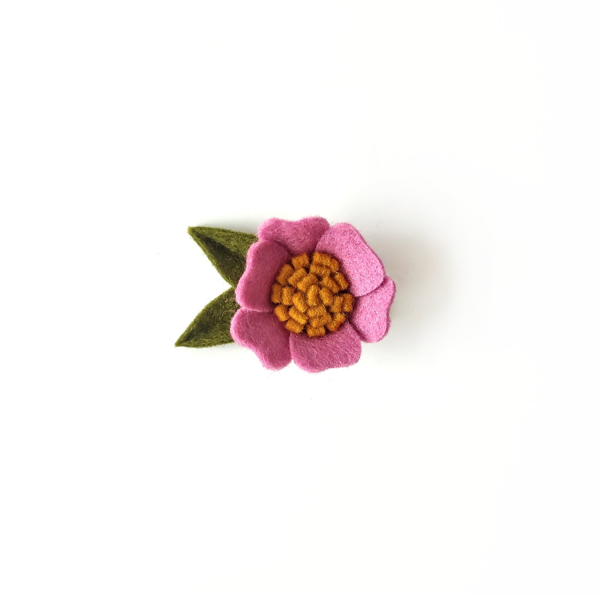 Haarspange Filzblume für Blumenkinder in der Farbe beere